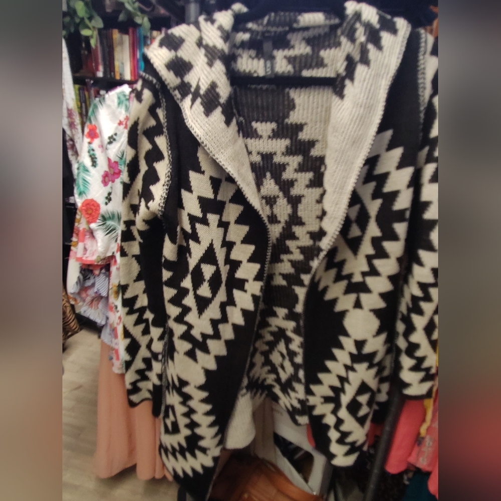 Elon Aztec Pattern Size M